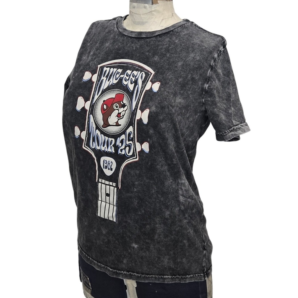 Buc-ees YL Womens S Tour '25 Guitar Beaver Graphic T Shirt Black‎ Acid Wash